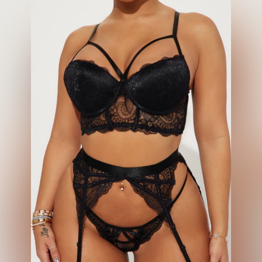 3 piece Lace garter set Black Size L NWT